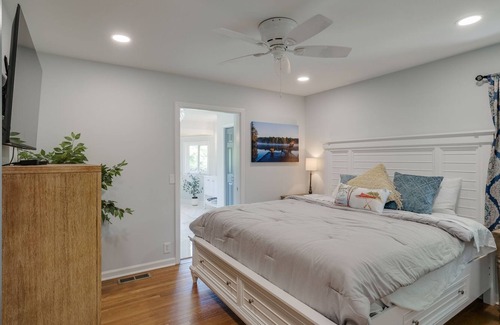 Winchester Cottage | Lakefront Home, With Hot Tub and Boat deck! Backyard is On the water!