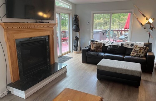Briar Crest Woods House | LAKEFRONT - HOT TUB, Gameroom, Beach, Playground, Firepit, 5 min to SKI RESORTS