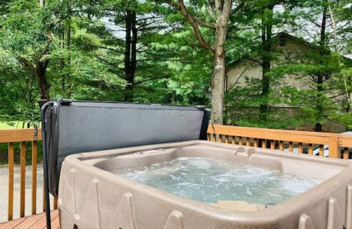Briar Crest Woods House | Lakefront: Hot Tub, Kayaks, Central AC, Xbox, Home Theater, Games, Beach & Ski