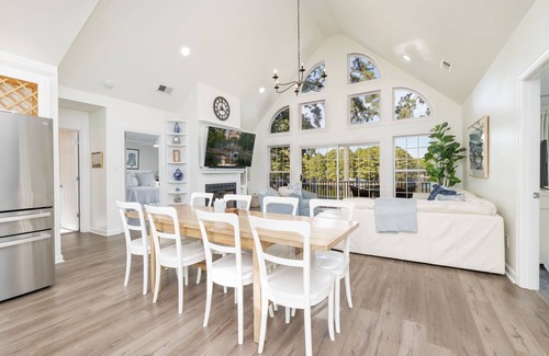 Henrico House | Lakefront, Hot Tub, Kayaks, Pool Table & Fire Pit