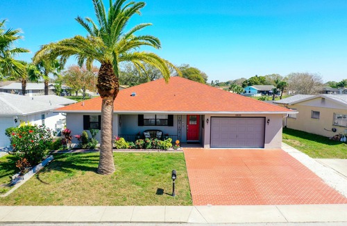 Regency Park House | LAKEFRONT HOUSE WITH HEATED POOL