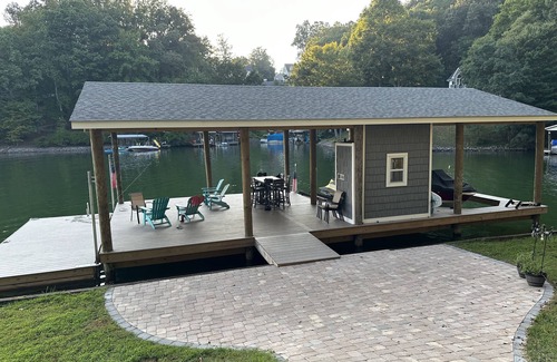 High Point House | Lakefront house with awesome dock! Quiet cove and close to all by water or land!