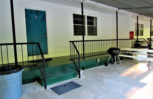 Almo Condo | Lakefront, Jet ski, kayak,or pontoon rentals. Right on the beach!