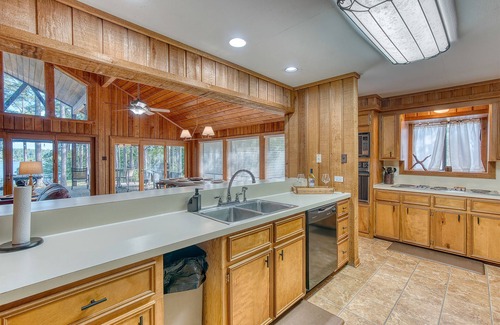 South Toledo Bend House | Lakefront Lake Haus at Indian Creek South Toledo Bend Kayaking, Fishing,Boating