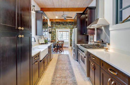 Lynn House | Lakefront Landrum Home w/Deck, Fire Pit & Kayaks!