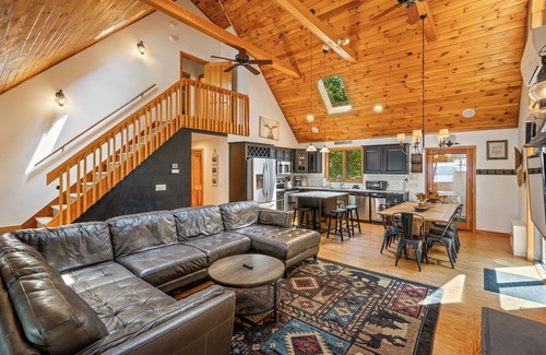 Naples House | Lakefront, Large Dock, Deck & Fire Pit, Close to Golf & Skiing, Sleeps 12