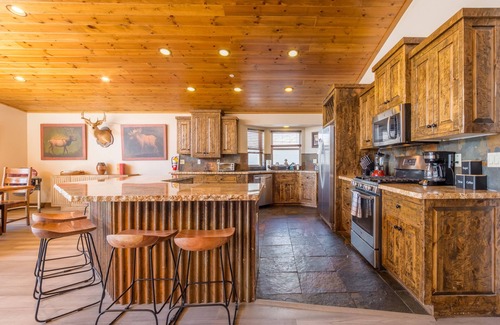 Patton Cabin | Lakefront Lodge by AvantStay | Direct Access to Big Bear Lake | Hot Tub + Views