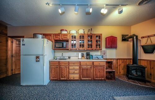 Wolf Creek House | Lakefront Lodge on at Lake of Egypt Sleeps 14 MAX
