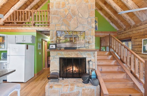 Kabletown Cabin | Lakefront Log Cabin w/Dreamy Waterfront Patio!