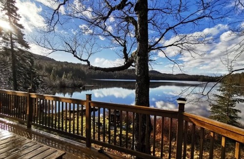 Montcalm Ski Chalet | Lakefront Log Cabin close to ski resorts and nature reserves