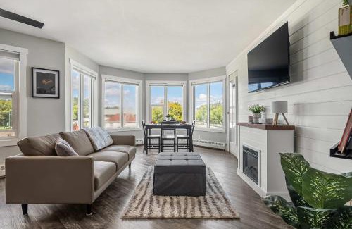 Sylvan Lake Apartment | Lakefront Lookout 1BR Condo on Lakeshore Drive