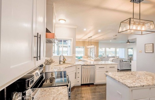 Morgans Point Resort House | Lakefront Luxury 4BR Pool Fire Pit Breathtaking 180° Lake Views