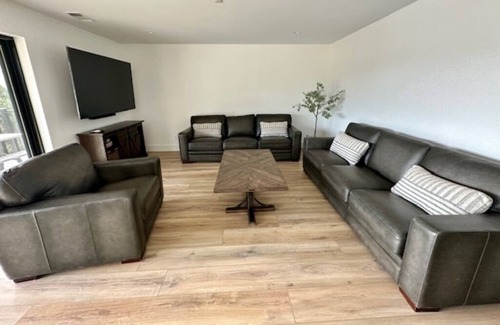 Oak Shores House | Lakefront Luxury at Buckim's Cove