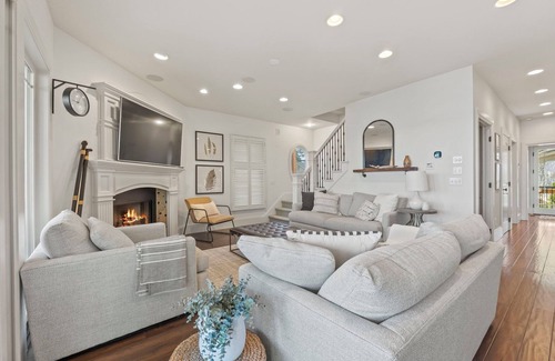 Fremont House | Lakefront Luxury Retreat, Private Dock + All-Season Patio, Fire Pit, Sleeps 12+