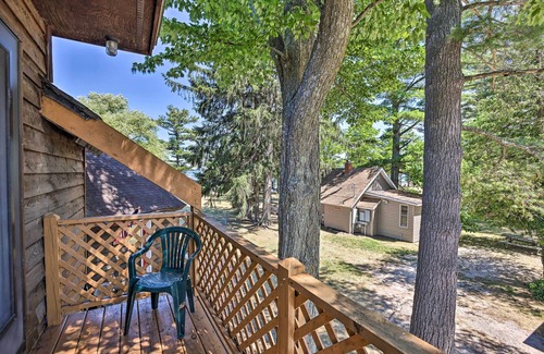 Suttons Bay Cottage | Lakefront 'Manitou Cottage' < 1 Mi to Downtown!