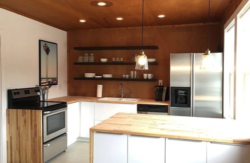 Grapeview Cabin | Lakefront Mason Lake home- glamping in a cabin!