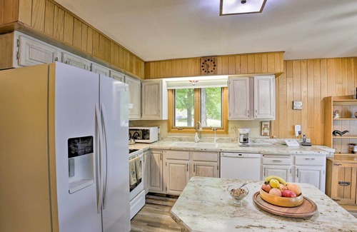 New Auburn Apartment | Lakefront New Auburn Apt w/Sauna & Sun Porch