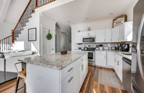 New London House | Lakefront New London Retreat w/Dock & Hot Tub!