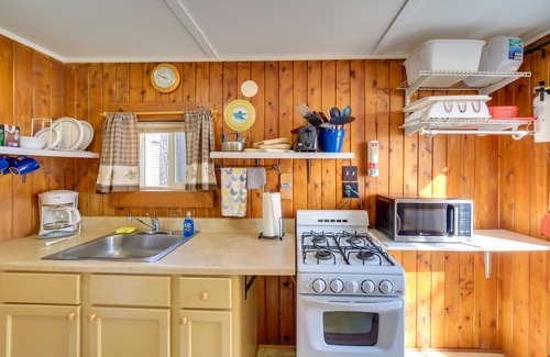 Newberry Apartment | Lakefront Newberry Studio w/Fire Pit!