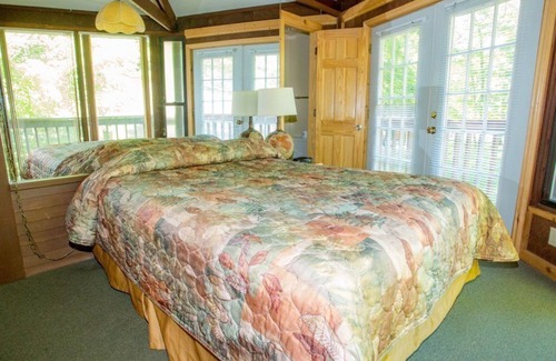 Puposky Cabin | Lakefront Octagon Treehouse - Fisherman's Paradise