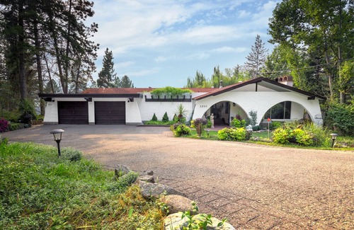 Central Okanagan House | Lakefront Okanagan Home with Large Private Patio, Lake View & Private Beach