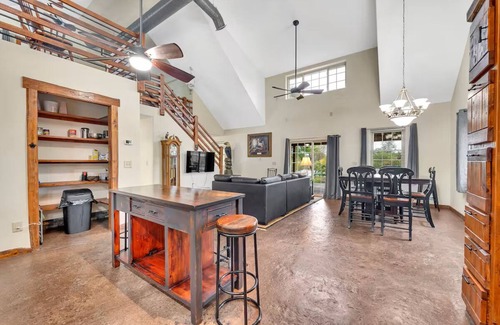 Union County House | Lakefront on 24 Acres + 4 Acre Lake + 60 ft Porch Facing Lake + Pool Table!