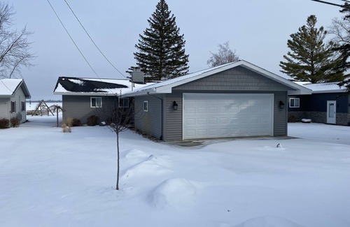 Prudenville Cottage | Lakefront on Beautiful East Bay of Houghton Lake!