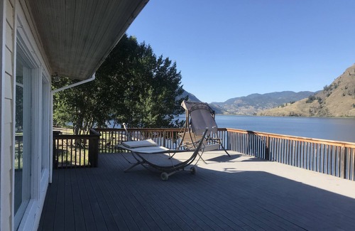Okanogan County House | Lakefront Palmer Lake Cabin W/large deck, private dock, and an amazing view!