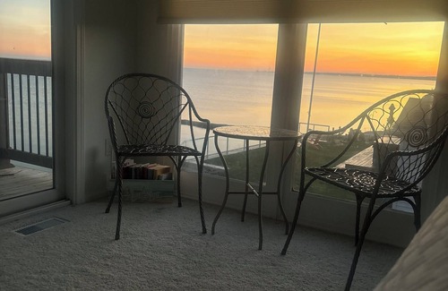Vermilion House | Lakefront Paradise with Pool