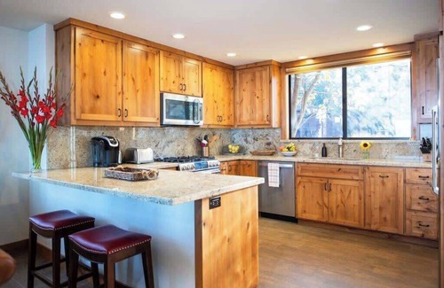 Tahoe Tavern House | Lakefront|Pool|Pier|Bouys|Pickleball|Walk to town