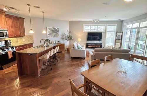 Central Okanagan Condo | *LAKEFRONT + POOL VIEW* 3br/2bath Spacious + Beautiful Condo