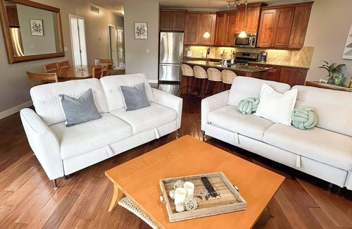 Central Okanagan Condo | *LAKEFRONT + POOL VIEW* 3br/2bath Spacious + Beautiful Condo
