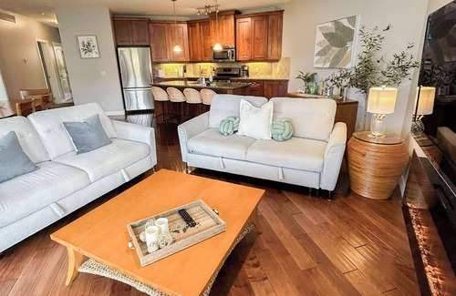 Central Okanagan Condo | *LAKEFRONT + POOL VIEW* 3br/2bath Spacious + Beautiful Condo