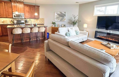Central Okanagan Condo | *LAKEFRONT + POOL VIEW* 3br/2bath Spacious + Beautiful Condo