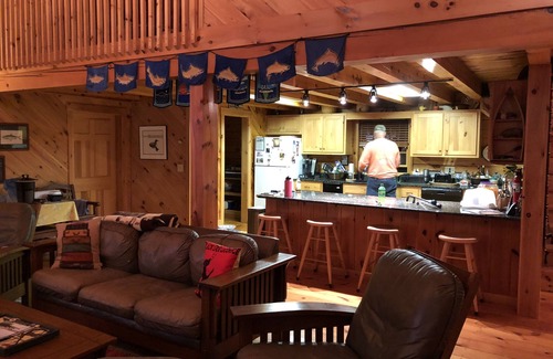Newcastle House | Lakefront & Private Dock - Booking for Summer 2025! Large Living Room & Kitchen