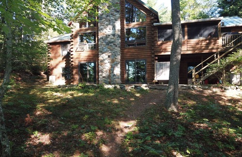 Newcastle House | Lakefront & Private Dock - Booking for Summer 2025! Large Living Room & Kitchen