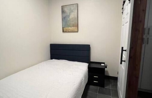 Conway House | Lakefront Private Entry Entire Unit