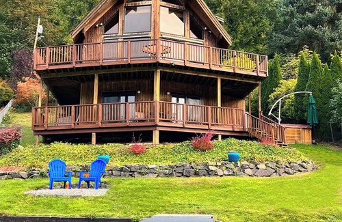 Eatonville House | ~Lakefront Property ~ 23 miles to Mt. Rainier!