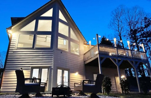Barium Springs House | Lakefront Relaxing, Hot Tub, Fire Pit, Kayaks