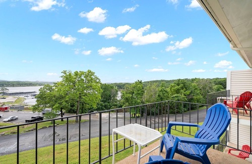 Indian Point Condo | Lakefront Retreat - 2 Queen Beds, Resort Pools & Private Balcony, Near SDC