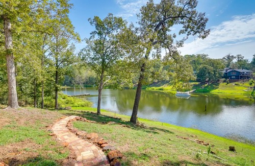 Jefferson House | Lakefront Retreat in Jefferson with Screened Porch!