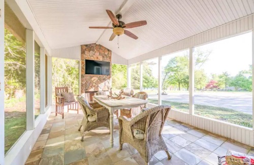 Hartwell House | Lakefront Retreat on Lake Hartwell - 5 mins to downtown Hartwell
