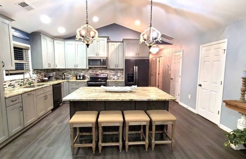 Dadeville House | Lakefront Retreat – Sleeps 16