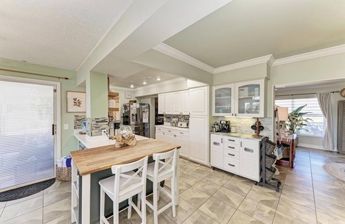 Venice Gardens House | Lakefront Retreat with pool, close to beach!