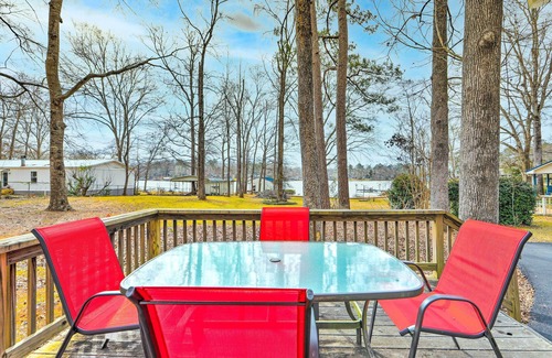 Eatonton House | Lakefront Retreat with Private Docks & Gazebo!