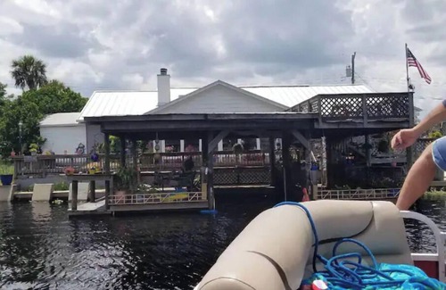 Cocoa House | Lakefront/scenic views/boating/Wildlife/Gators/fishing fun!