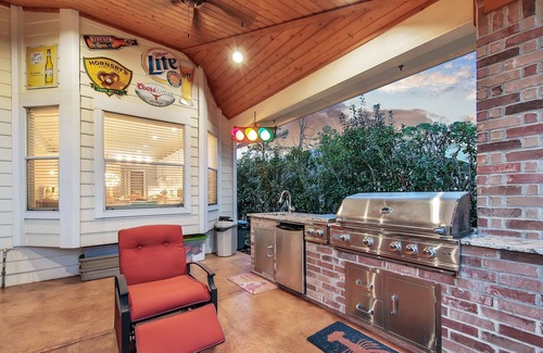 French Quarter House | LAKEFRONT/SWIM-SPA/COVERED BOAT LIFT/LAWN MAINTENANCE INCLUDED W 6 MTH RENTAL
