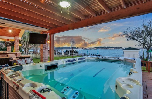 French Quarter House | LAKEFRONT/SWIM-SPA/COVERED BOAT LIFT/LAWN MAINTENANCE INCLUDED W 6 MTH RENTAL