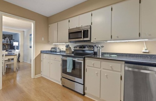 Dadeville House | Lakefront Townhome with Stunning Sunsets – StillWaters on Lake Martin