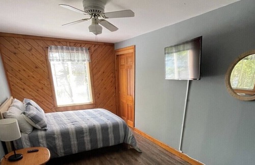 New Limerick House | Lakefront Vacation Home With Hot Tub